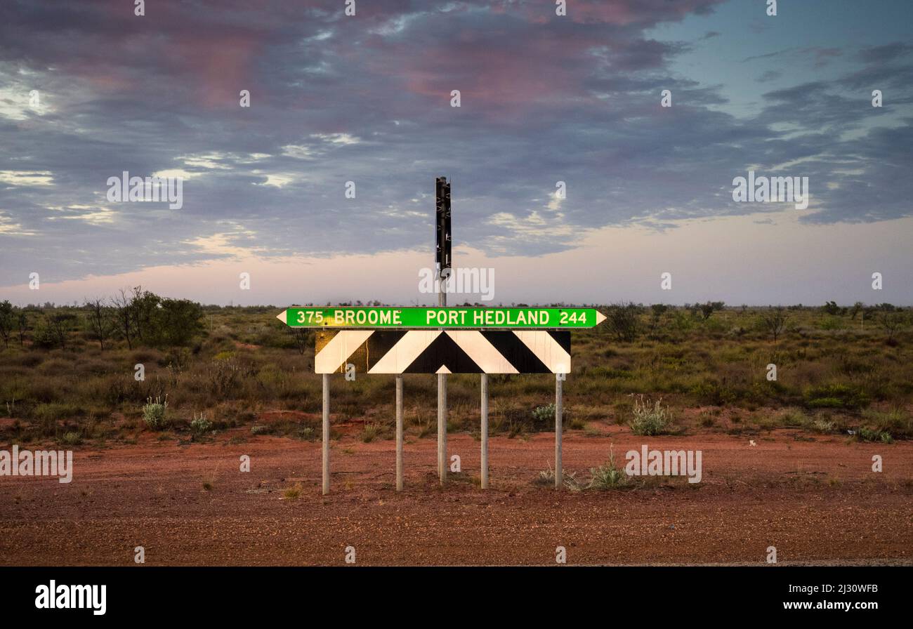 Distanzschild auf dem Great Northern Highway in der Great Sandy Desert an der Abzweigung zum 80 Mile Beach. Stockfoto