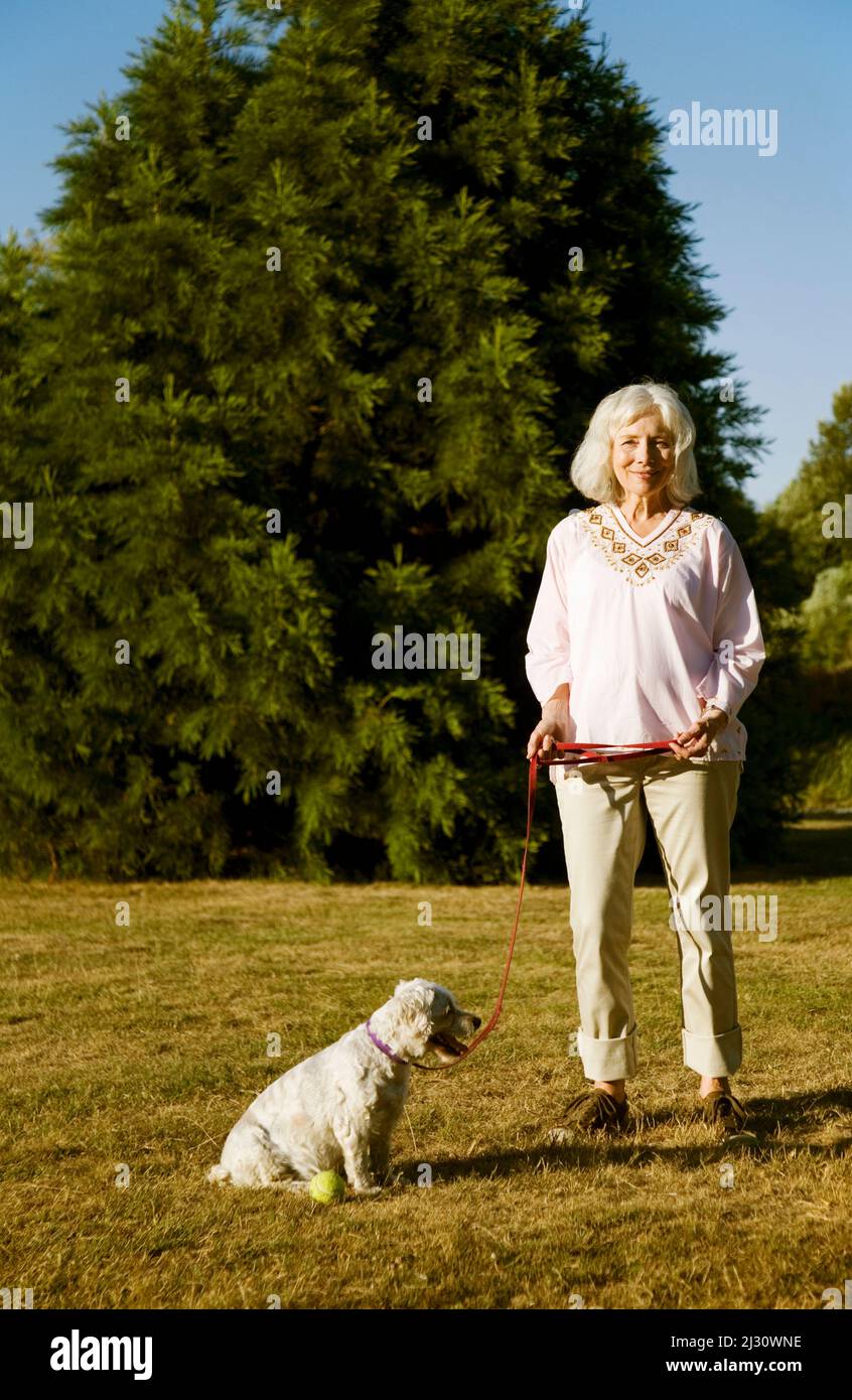 Ältere Frau mit ihrem älteren Cockapoo-Hund Stockfoto