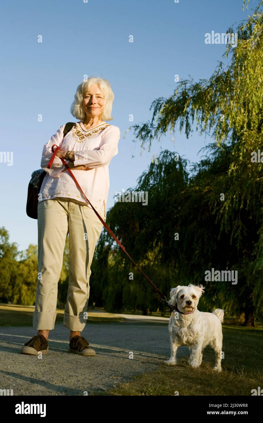 Ältere Frau mit ihrem älteren Cockapoo-Hund Stockfoto