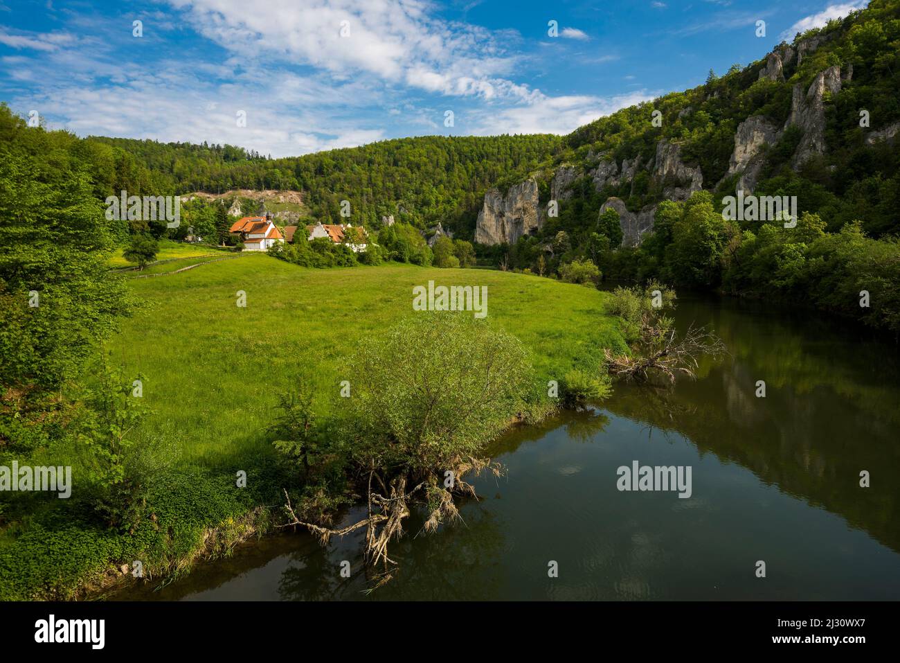 St. George &#39;s Kapelle und Rabenfelsen, bei Thiergarten, Naturpark Obere Donau, Oberes Donautal, Donau, Schwäbische Alb, Baden-Württemberg, Deutschland Stockfoto