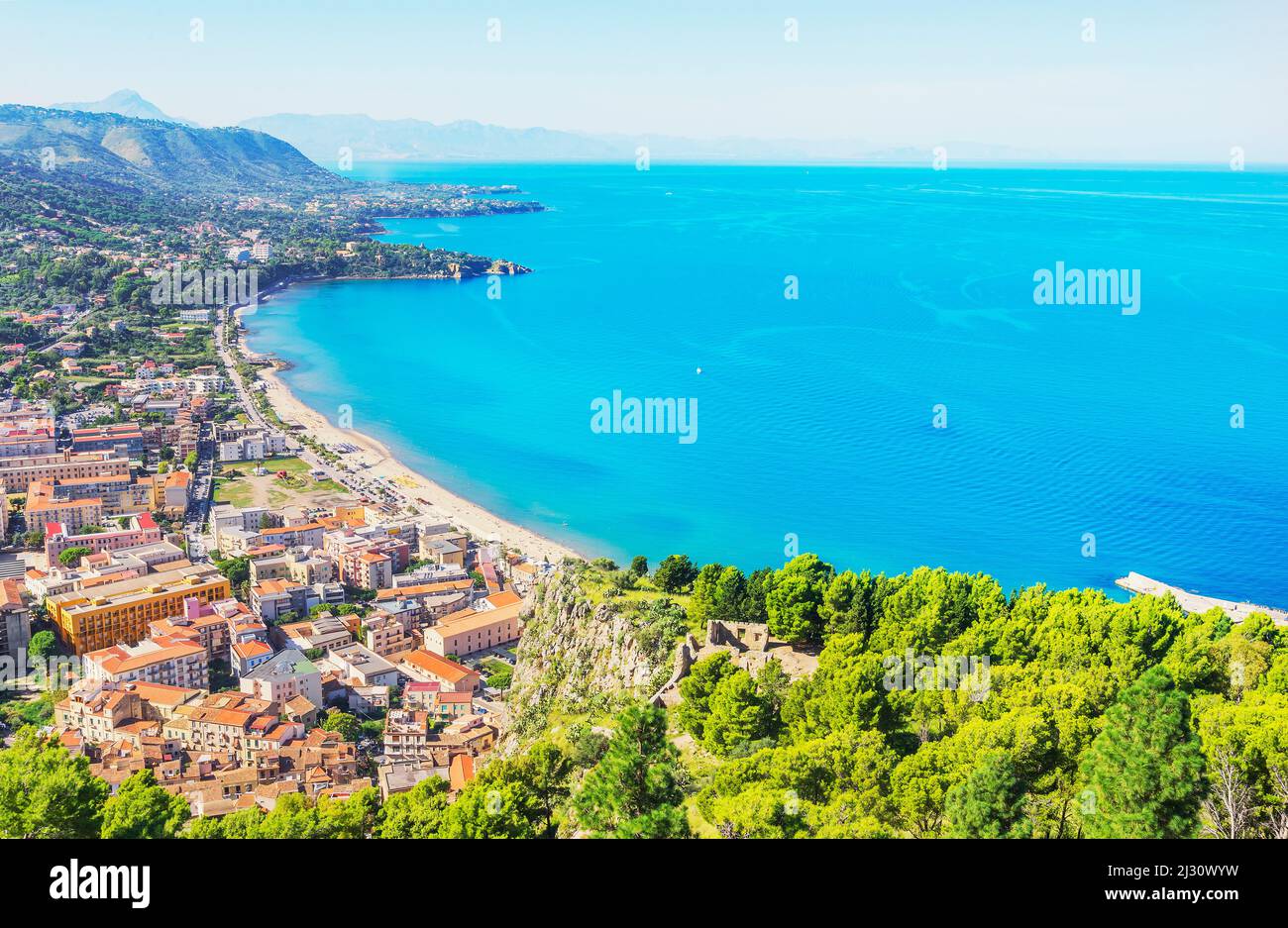 Cefalu Stadt und Küste, erhöhte Aussicht, Cefalu, Sizilien, Italien Stockfoto