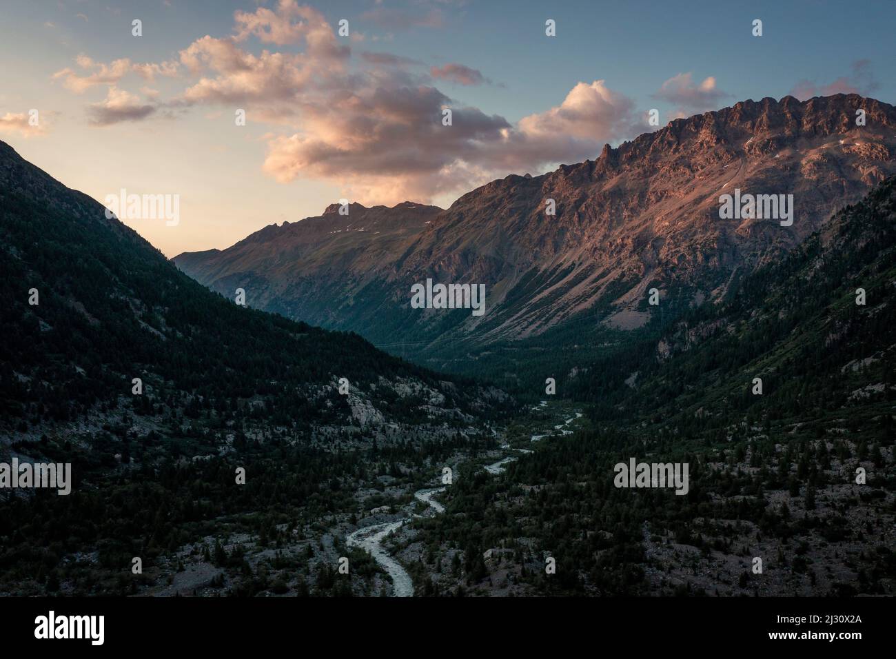 Gletschertal mit Fluss am Morteratsch Gletscher im Engadin in den Schweizer Alpen im Sommer von oben bei Sonnenuntergang Stockfoto