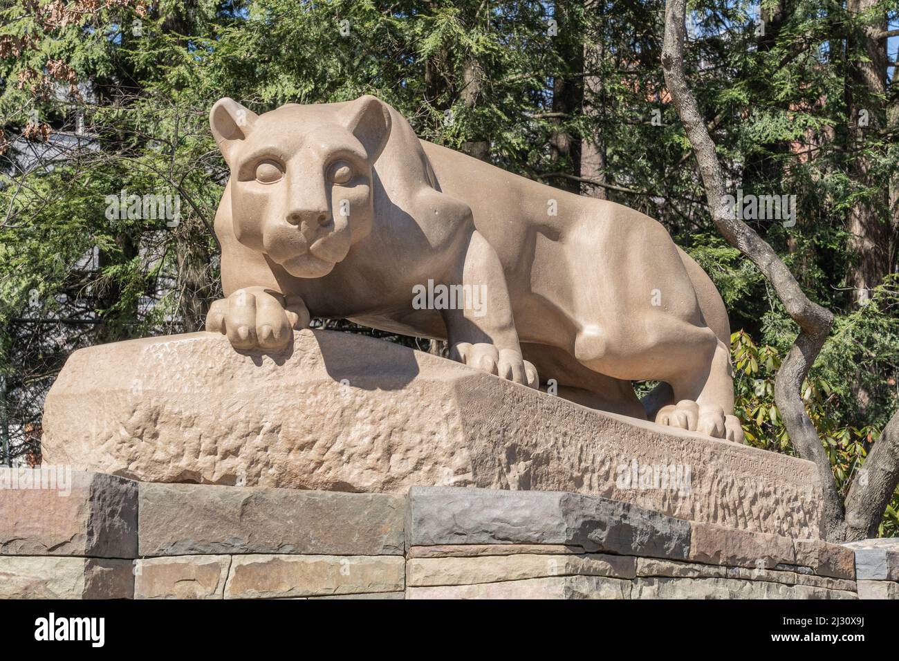 University Park - 2. April 2022: Penn State, der Nittany Lion Shrine ein beliebter Fotoreport auf dem Campus der Penn State University Stockfoto