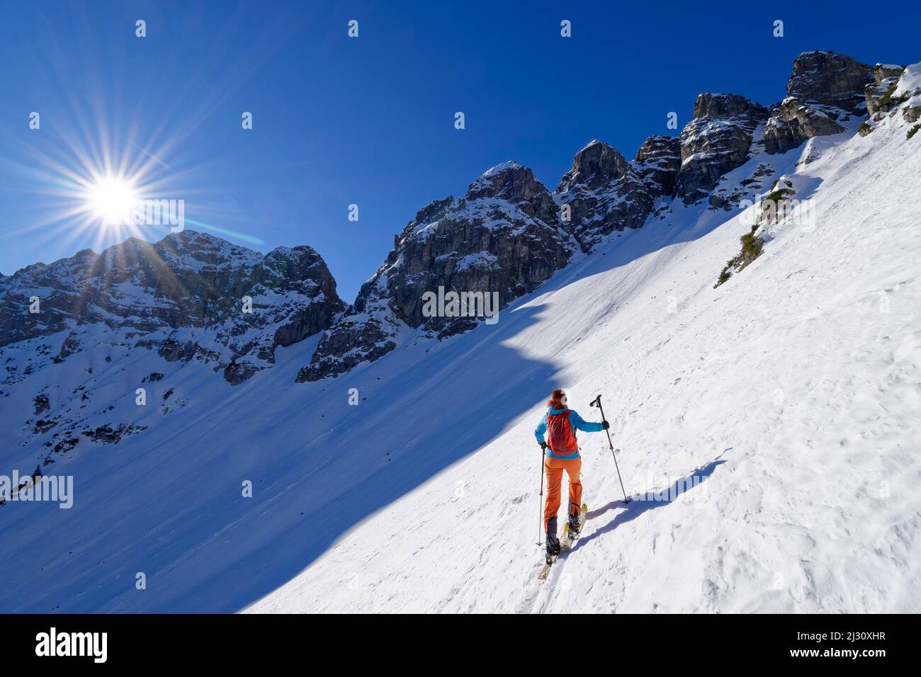 Frau auf Skitour steigt in das Schinderkar, Schinder, Spitzing-Gebiet, Bayerische Alpen, Oberbayern, Bayern, Deutschland Stockfoto