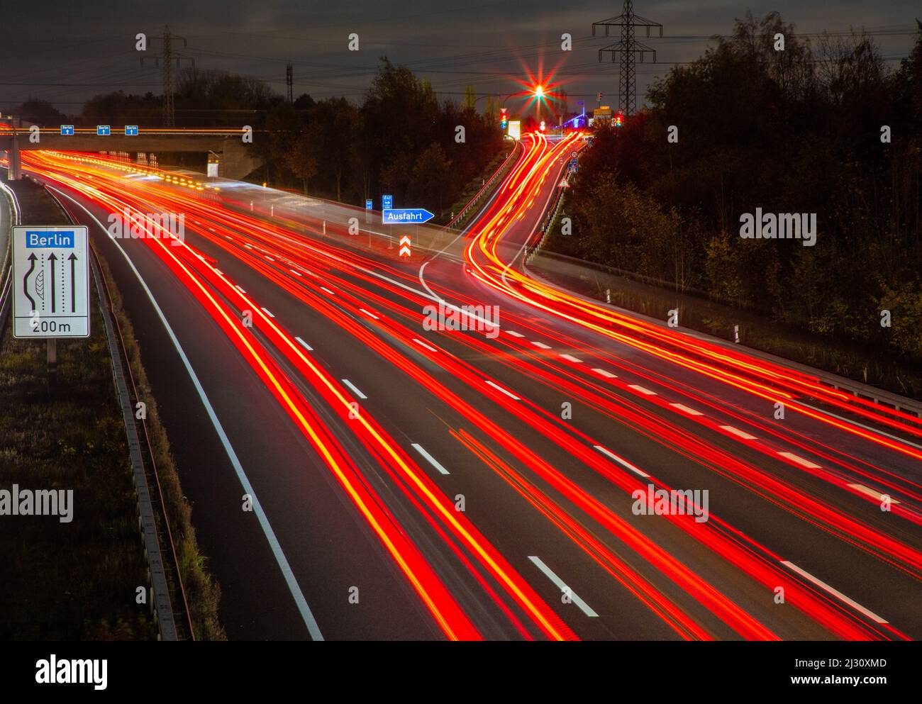 Autobahnausfahrt auf der A2, Leuchtstreifen der Schlussleuchten, Deutsche Autobahn, Stockfoto