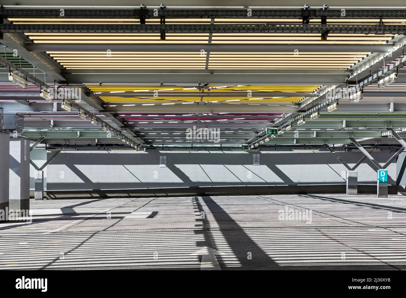 FRANKFURT, DEUTSCHLAND - APR 6, 2017: Parkhaus mit Schatten auf dem Frankfurter Messegelände vom Dachgarten der Skyline Plaza Mall aus gesehen. Stockfoto