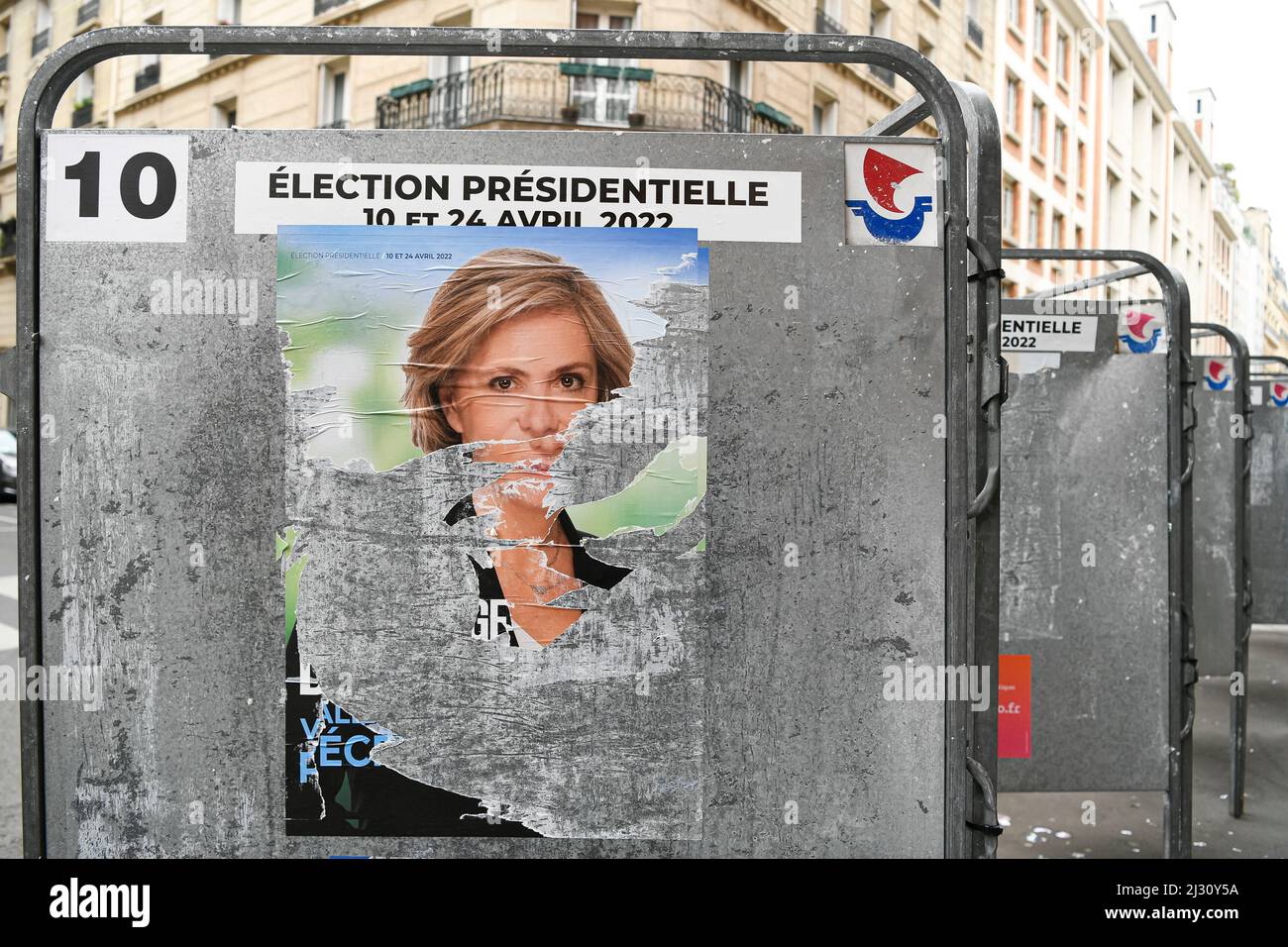 Zerrissenes offizielles Wahlkampfplakat von Valerie Pecresse, auf einer Wahlplakatwand (Schild). Präsidentschaftsplakate auf ihren Wahlvorständen. Abbildung am 4. April 2022 in Paris, Frankreich. Die französischen Wähler kommen am 10. April 2022 zur Wahl für die erste Runde der Präsidentschaftswahlen. Foto von Victor Joly/ABACAPRESS.COM Stockfoto