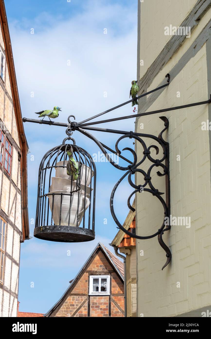 Vogelkäfig im Finkenherd, historische Gasse in Quedlinburg, Sachsen-Anhalt, Deutschland Stockfoto