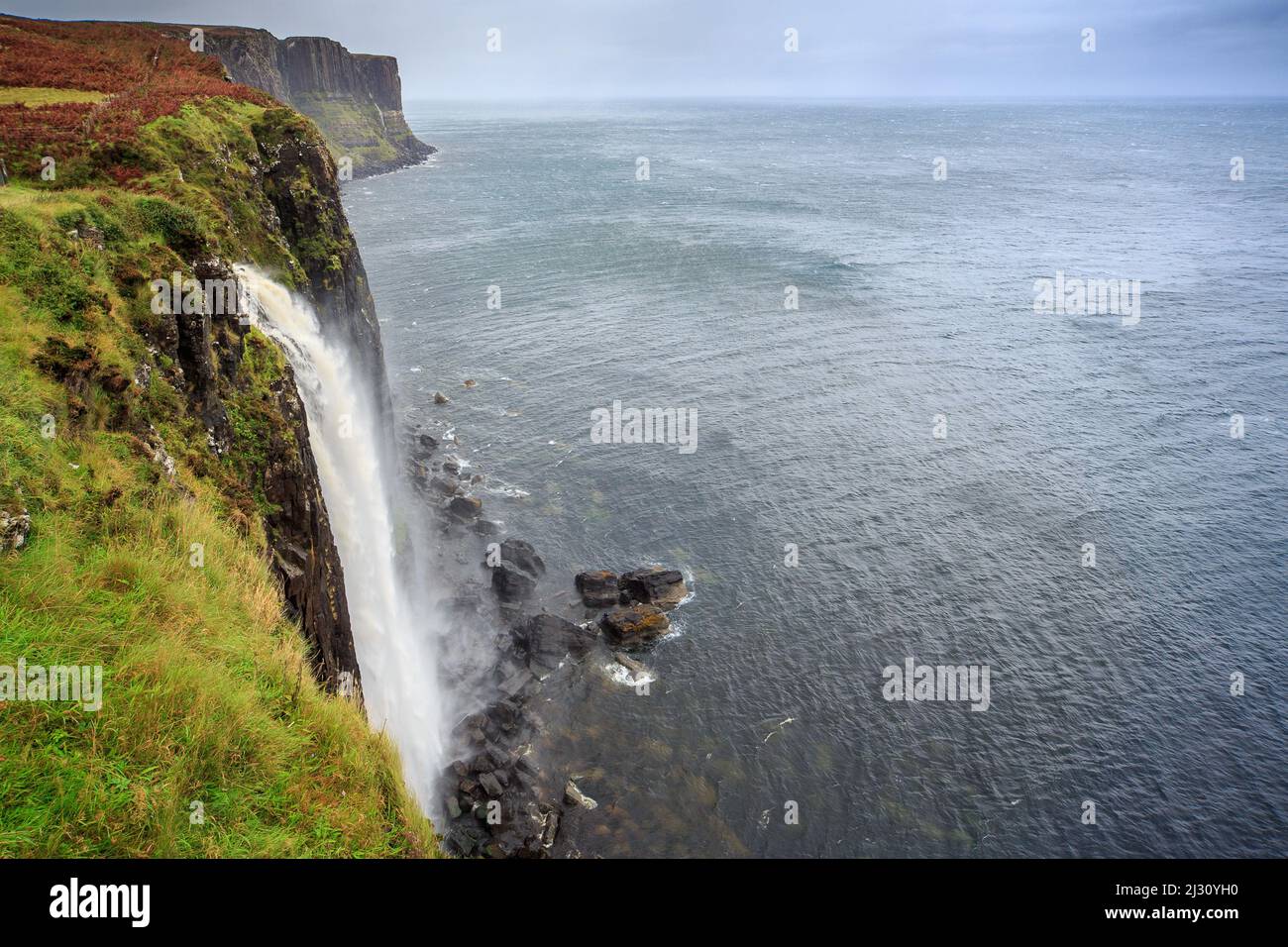 Kilt Rock, Mealt Falls, Wasserfall ins Meer, Isle of Skye, Schottland, Großbritannien Stockfoto