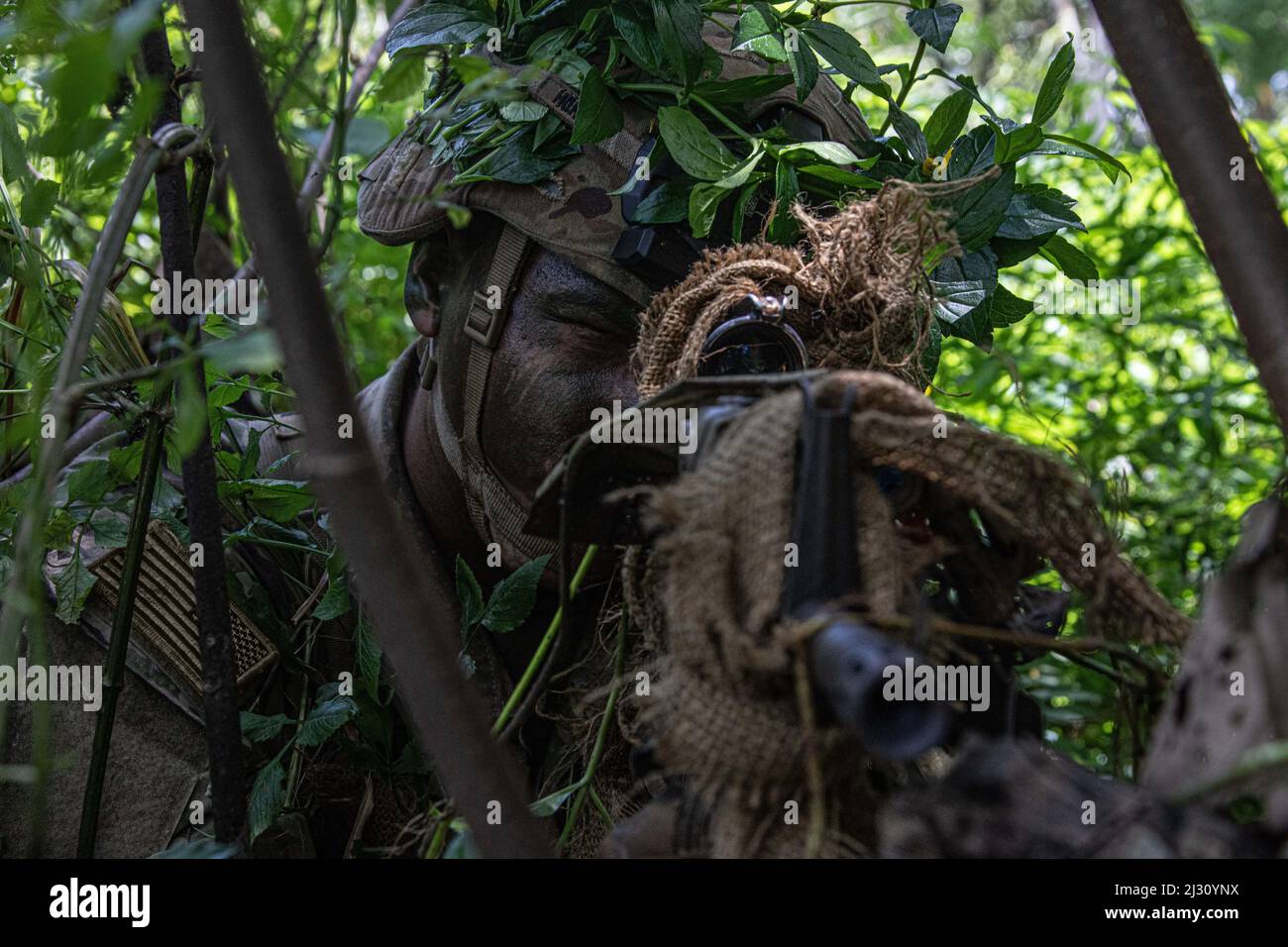 Soldaten der Charlie-Truppe, 2. Squadron, 14. Kavallerie-Regiment, 2. Infanterie-Brigade-Kampfteam, 25. Infanterie-Division, unterrichten Tarntechniken in Cicalengka, Indonesien, 13. März 2022. Soldaten der US-Armee führten an, wie wir Tarntechniken und Tracking-Techniken machen. (USA Armee-Foto von SPC. Daniel Proper, 25. Infanterie-Division) Stockfoto