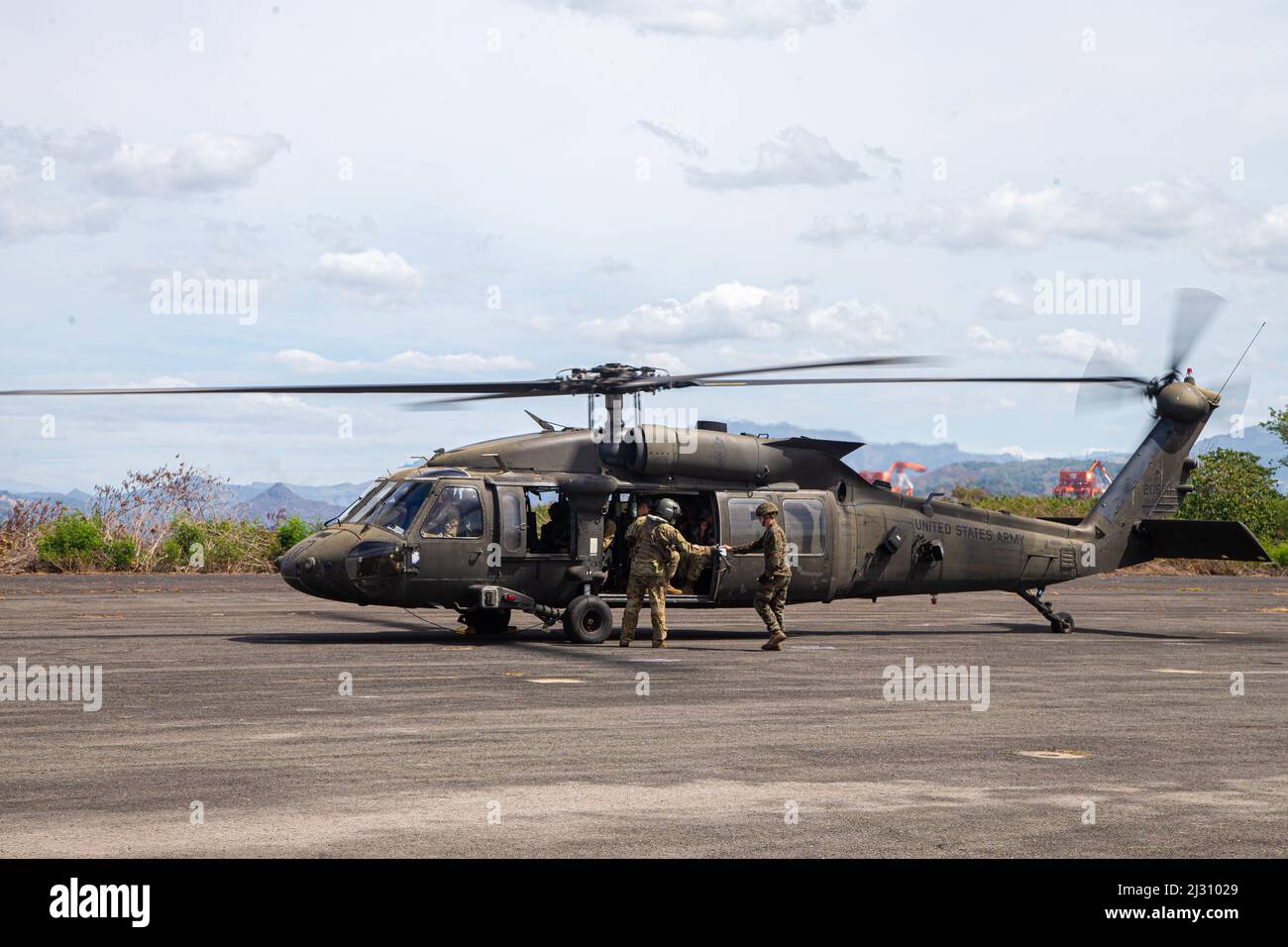 Eine US-Marine, die dem Marine Wing Support Squadron 172 (MWSS-172) und einem Soldaten der 25. Combat Aviation Brigade, 25. 3 Infantry Division, zugewiesen ist, bereitet sich darauf vor, während der Balikatan 22 in Subic Bay, Philippinen, einen Army UH-60 2022 Hawk Hubschrauber an einem Aufwärts- und Betankungspunkt zu betanken. Balikatan ist eine jährliche Übung zwischen den Streitkräften der Philippinen und dem US-Militär, die darauf ausgerichtet ist, bilaterale Interoperabilität, Fähigkeiten, Vertrauen und Zusammenarbeit zu stärken, die über Jahrzehnte gemeinsamer Erfahrungen aufgebaut wurde. Balikatan, Tagalog für „Schulter an Schulter“, ist seit langem ein ‘ Stockfoto