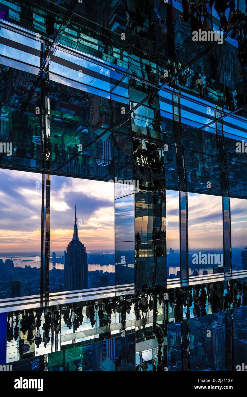 Blick auf das Empire State Building aus dem Inneren des Summit One Vanderbilt mit Spiegelreflexionen Stockfoto