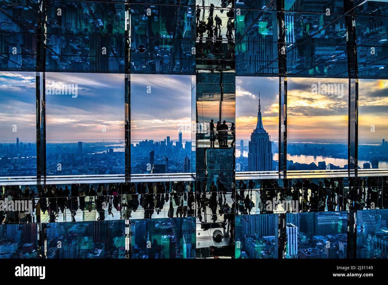 Blick auf das Empire State Building, den Hudson River und die Innenstadt von Manhattan vom Inneren des Summit One Vanderbilt mit Spiegelreflexionen für var Stockfoto