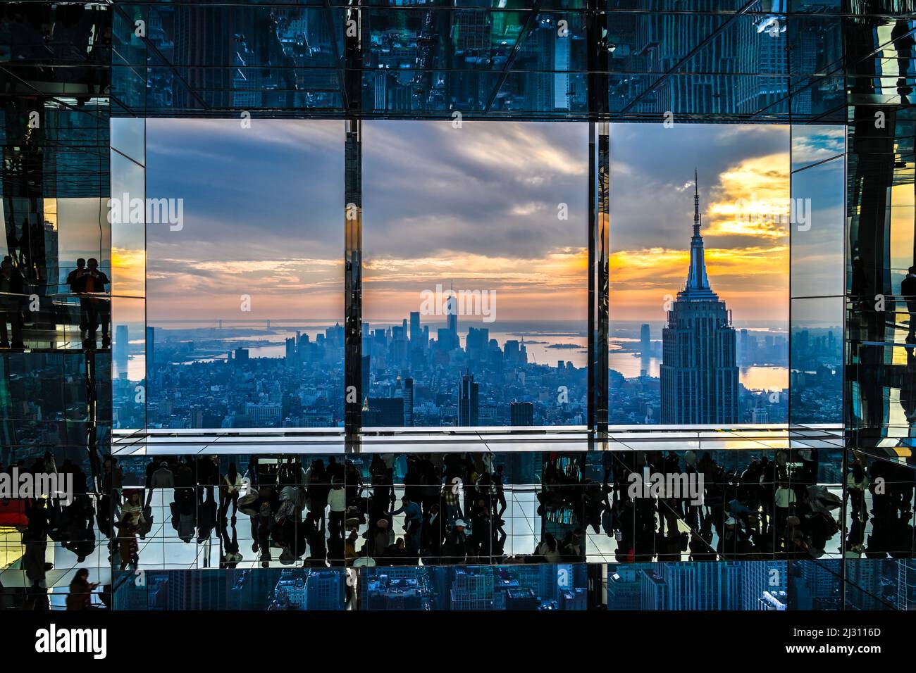 Blick auf das Empire State Building, den Hudson River und die Innenstadt von Manhattan vom Inneren des Summit One Vanderbilt mit Spiegelreflexionen für var Stockfoto