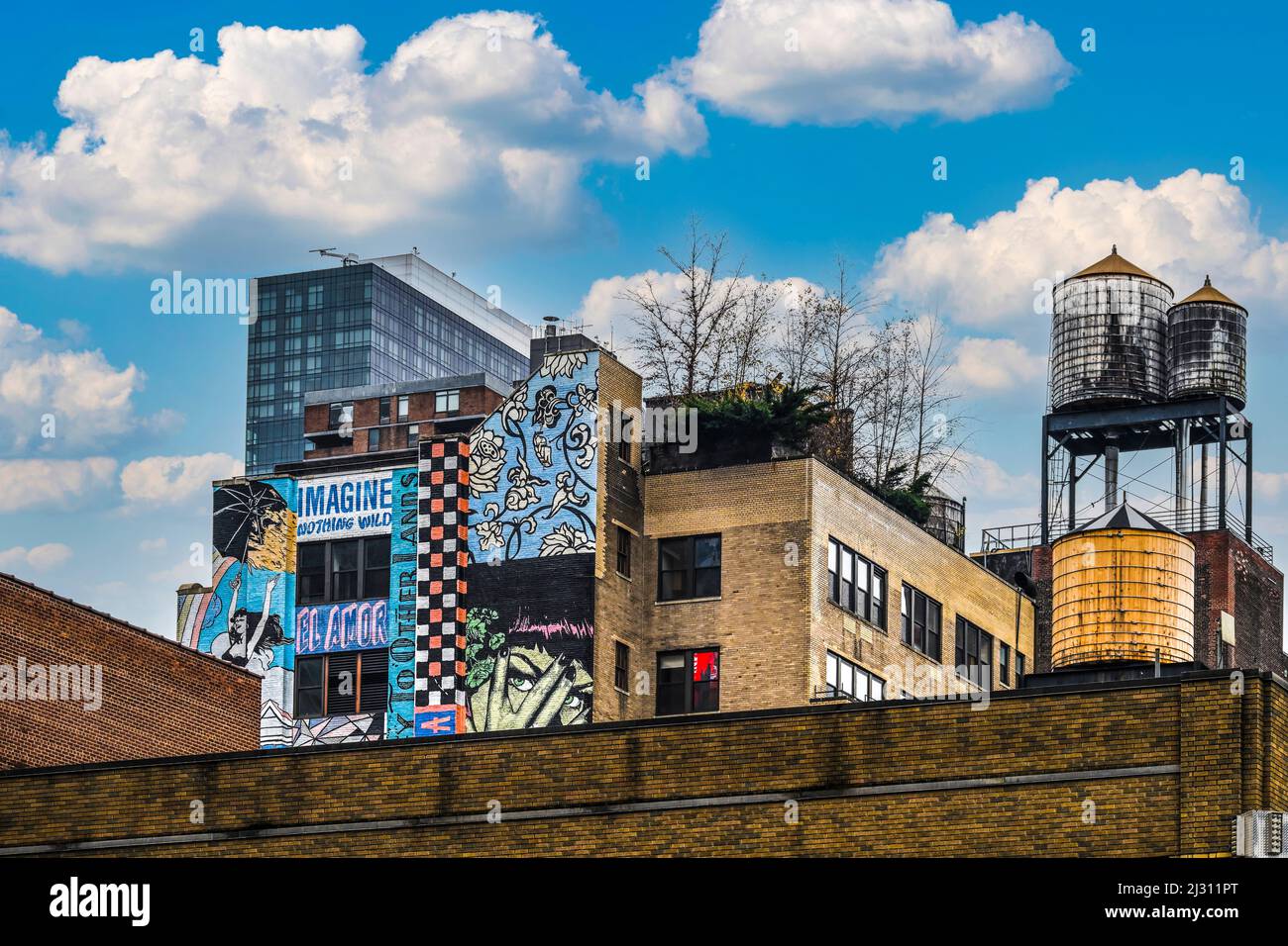 Wandgemälde und Wassertanks in New York City Stockfoto