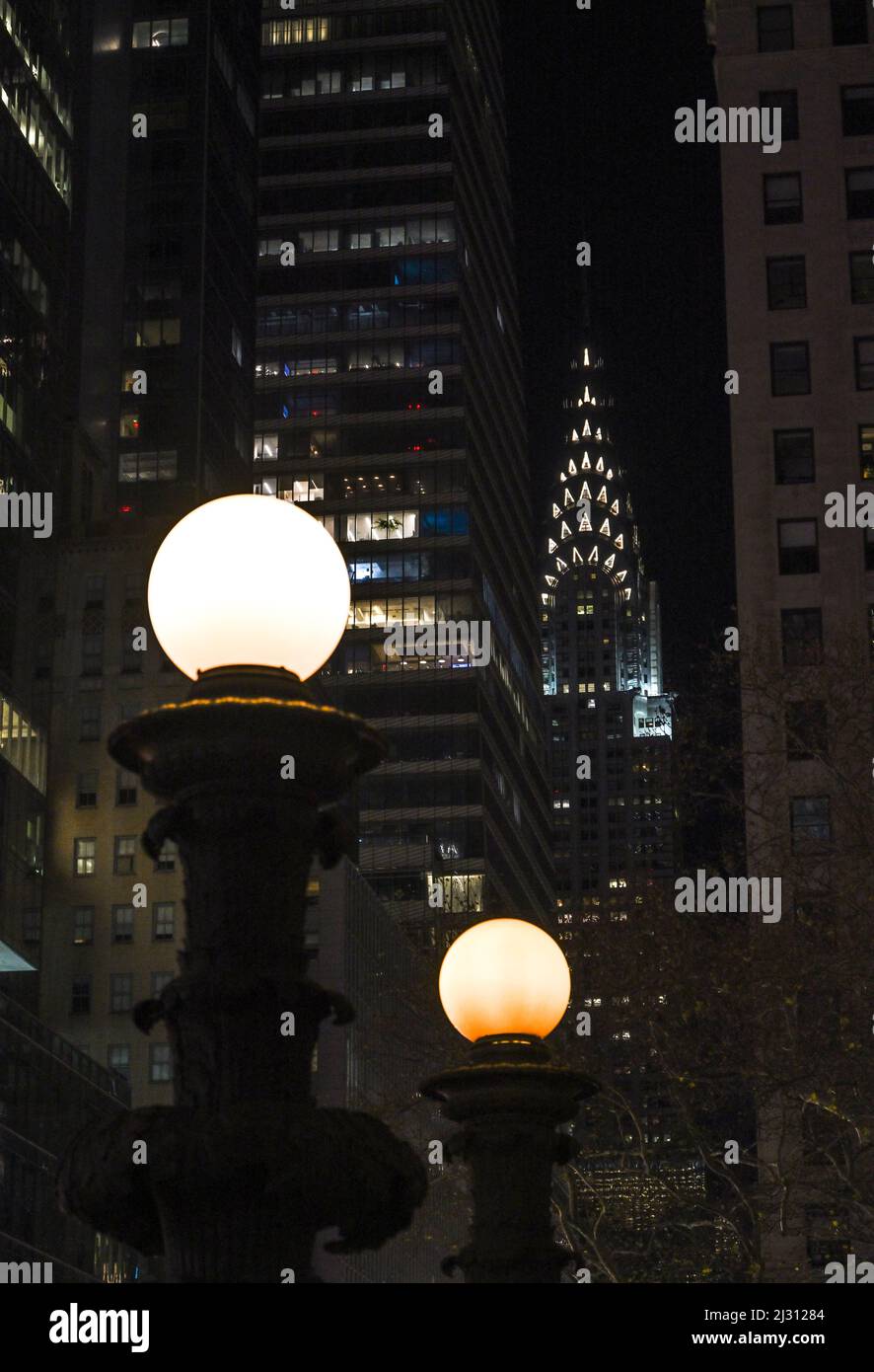 Chrysler Building und Lampen in der Nacht in New York Stockfoto