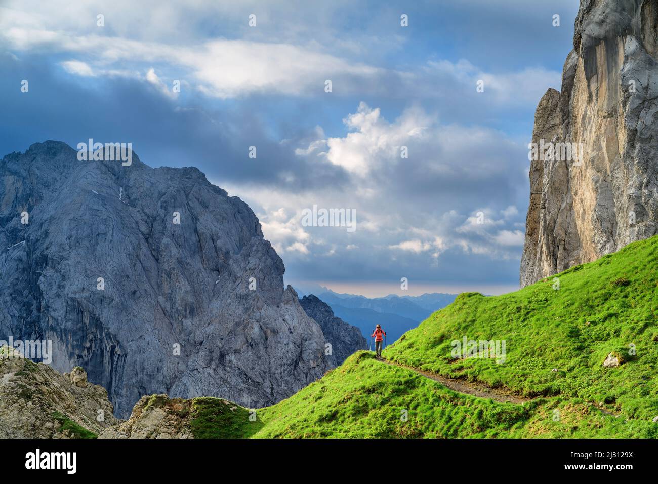Frauenwanderung auf dem Bergweg, Crete dei Cacciatori im Hintergrund, Karnische Alpen, Kärnten, Österreich Stockfoto