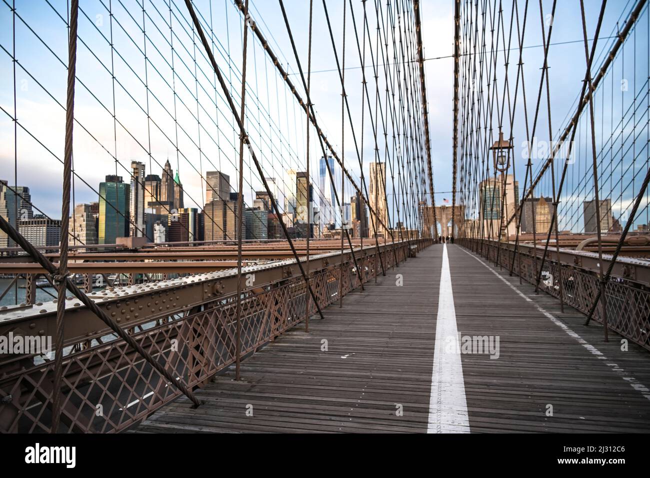 Fußgängerweg auf der Brooklyn Bridge in New York City mit Blick auf die Skyline von Lower Manhattan Stockfoto