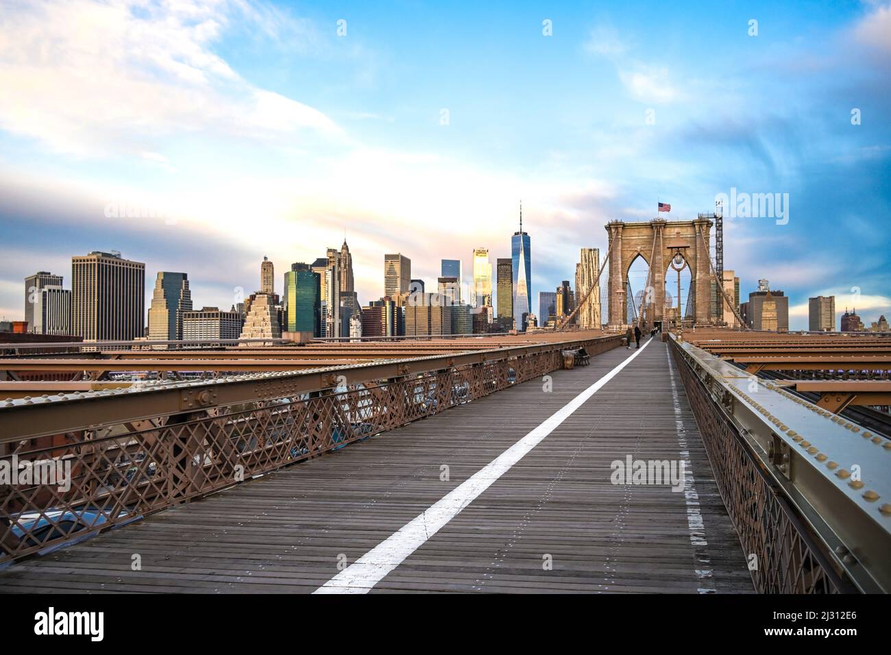 Fußgängerweg auf der Brooklyn Bridge in New York City mit Blick auf das World Trade Center und Lower Manhattan Stockfoto