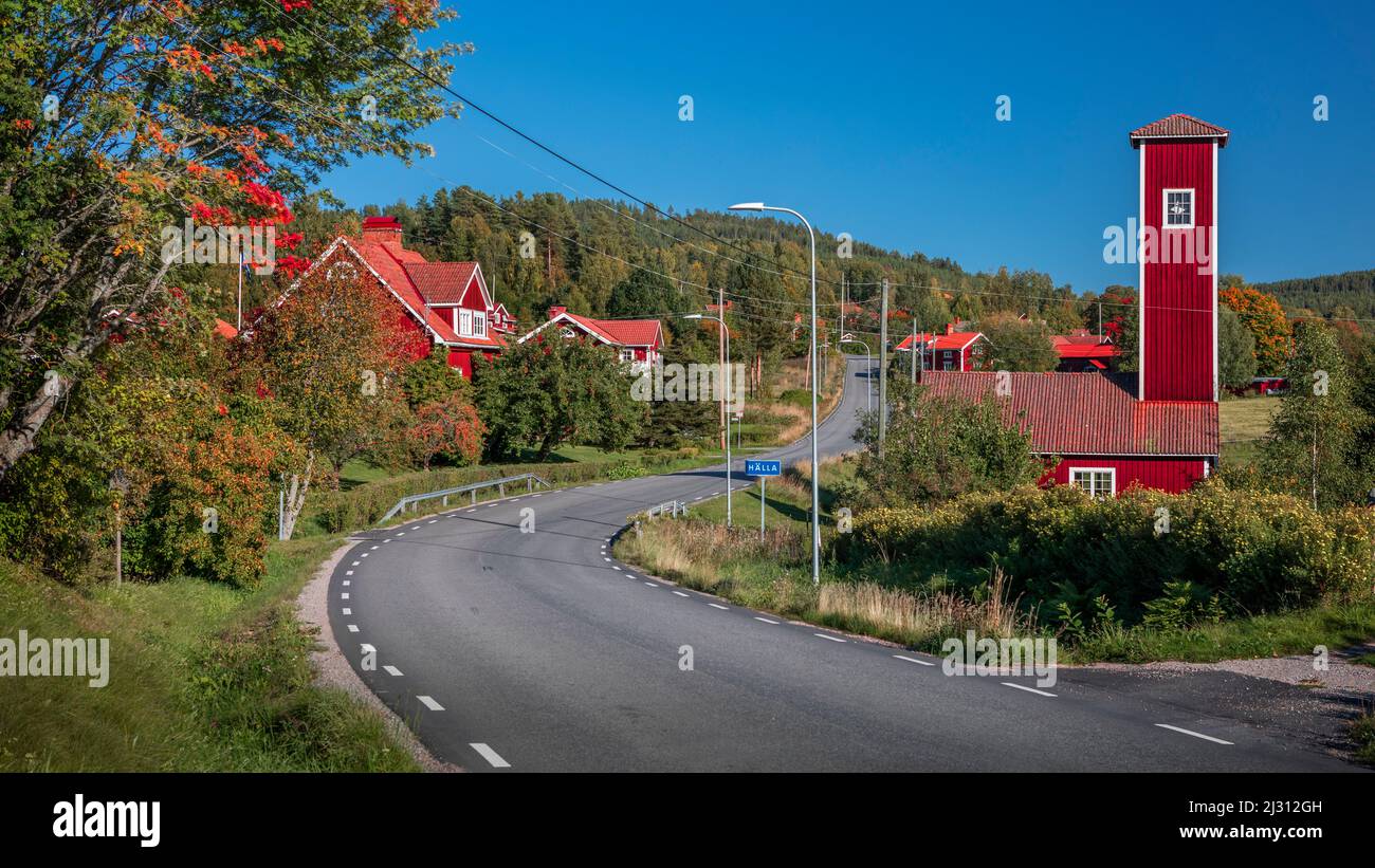 Rote schwedische Häuser in der Place Hälla in Dalarna, Schweden Stockfoto