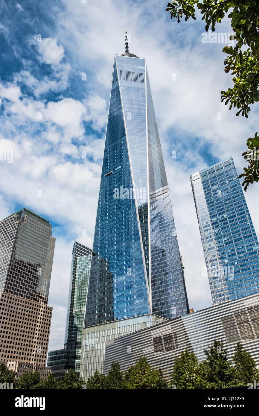 NEW YORK , USA - OCT 5, 2017 : Freedom Tower in Lower Manhattan, One World Trade Center, eines der Hauptgebäude des neuen World Trade Center com Stockfoto