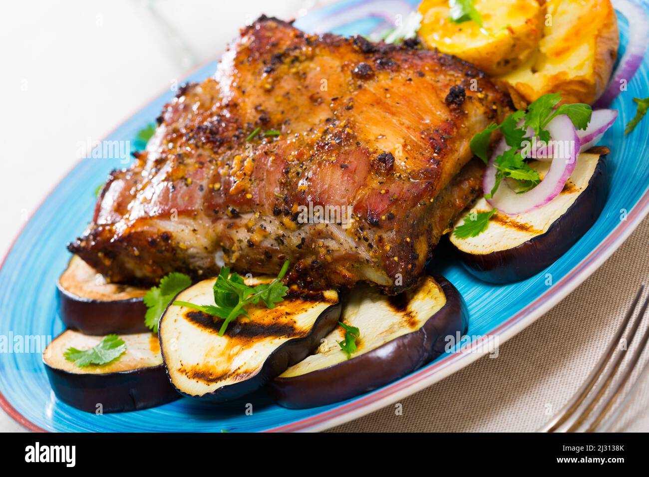 Gebratenes schweinefleisch carre mit Gemüse Stockfoto