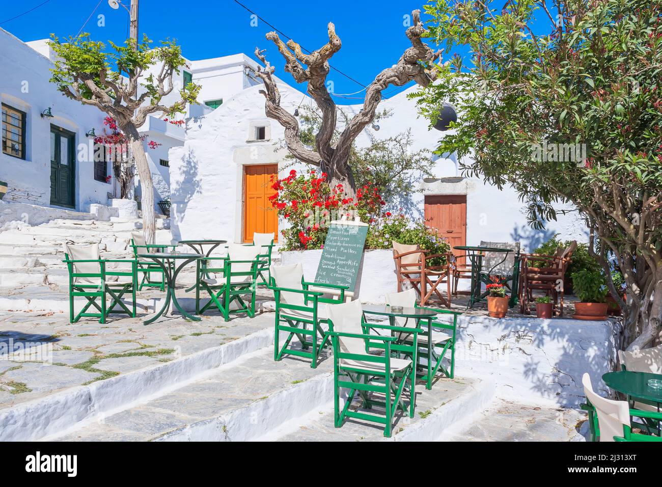Straßencafé, Amorgos, Kykladen-Inseln, Griechenland Stockfoto