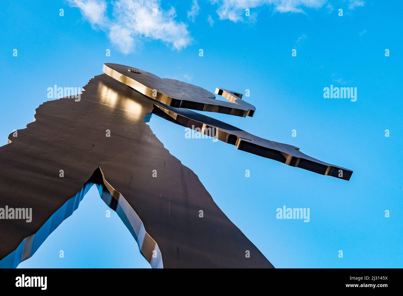 FRANKFURT, DEUTSCHLAND - 27. NOV 2017: Die kinetische Skulptur 'Hammerling man' von Jonathan Borofsky in der Nähe der Frankfurter Messe ist 21 m hoch mit Peri Stockfoto