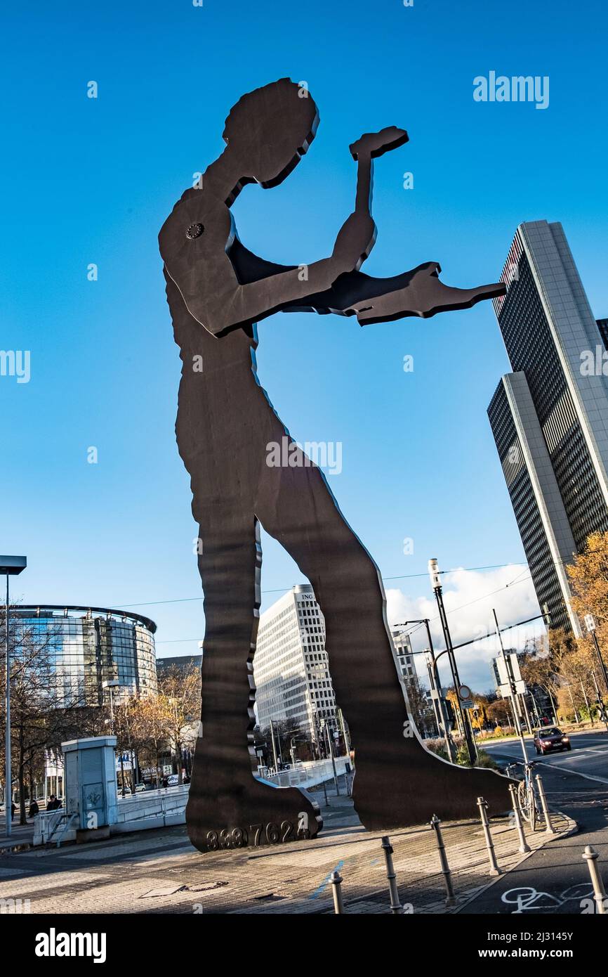 FRANKFURT, DEUTSCHLAND - 27. NOV 2017: Die kinetische Skulptur 'Hammerling man' von Jonathan Borofsky in der Nähe der Frankfurter Messe ist 21 m hoch mit Peri Stockfoto