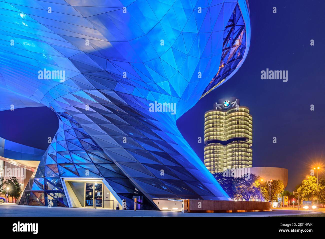 Blau beleuchtetes BMW Welt Gebäude mit BMW Vierzylinder und BMW Museum im  Hintergrund, München, Oberbayern, Bayern, Deutschland Stockfotografie -  Alamy