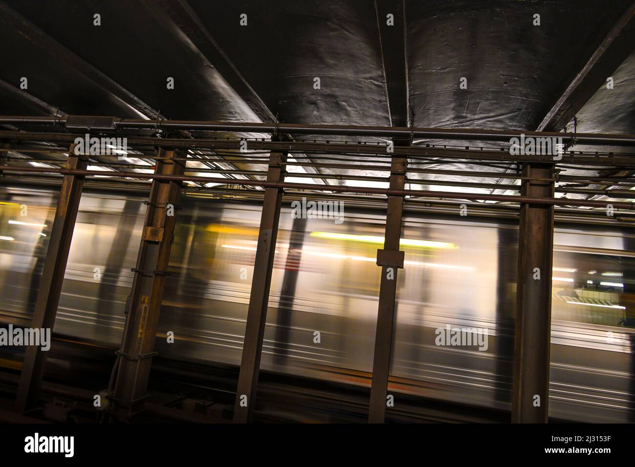 Verschwommene Aufnahme der U-Bahn in New York City Stockfoto