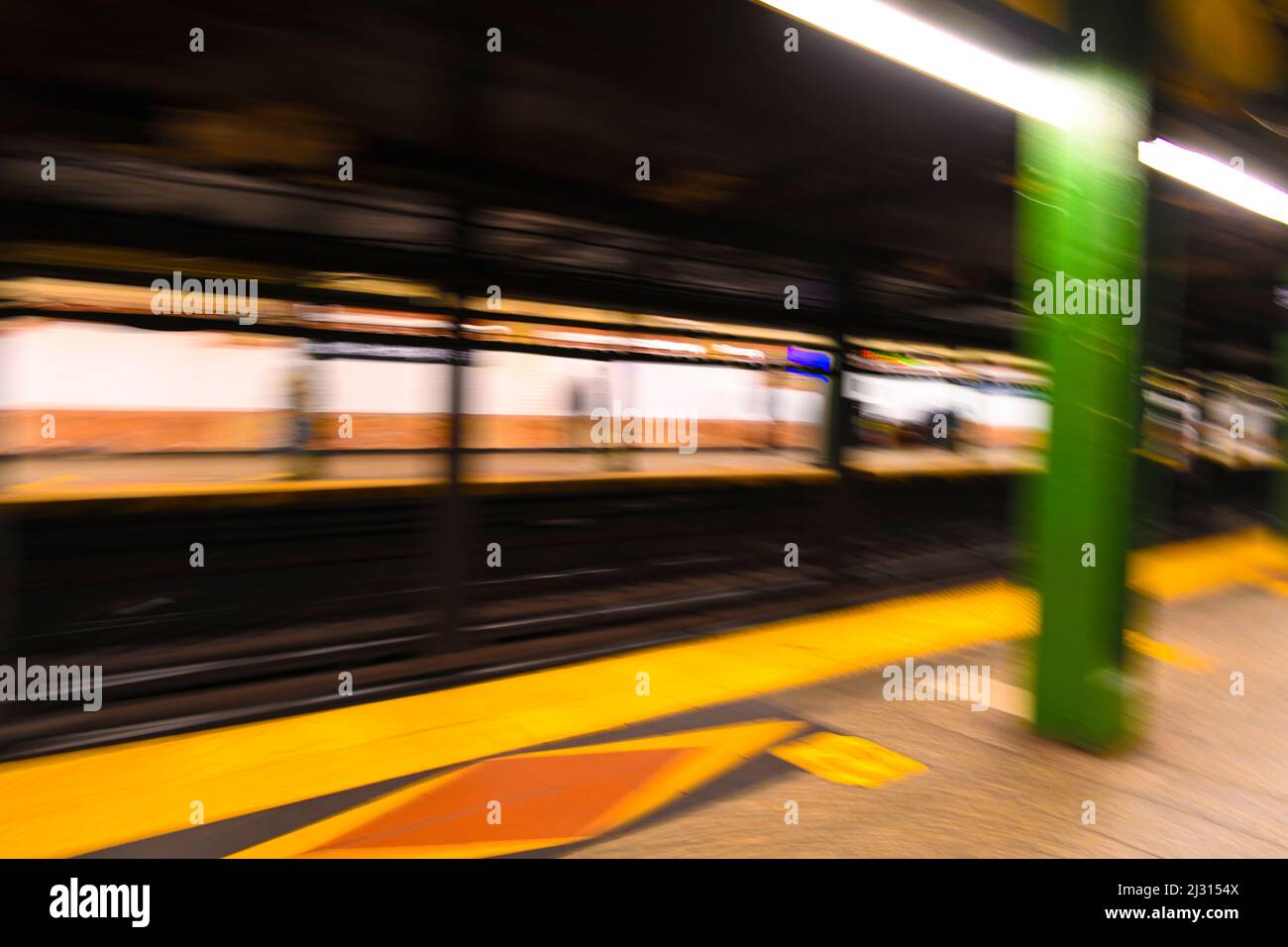 Verschwommenes Bild einer U-Bahnstation in New York City mit verschiedenen Farben und Shaps Stockfoto
