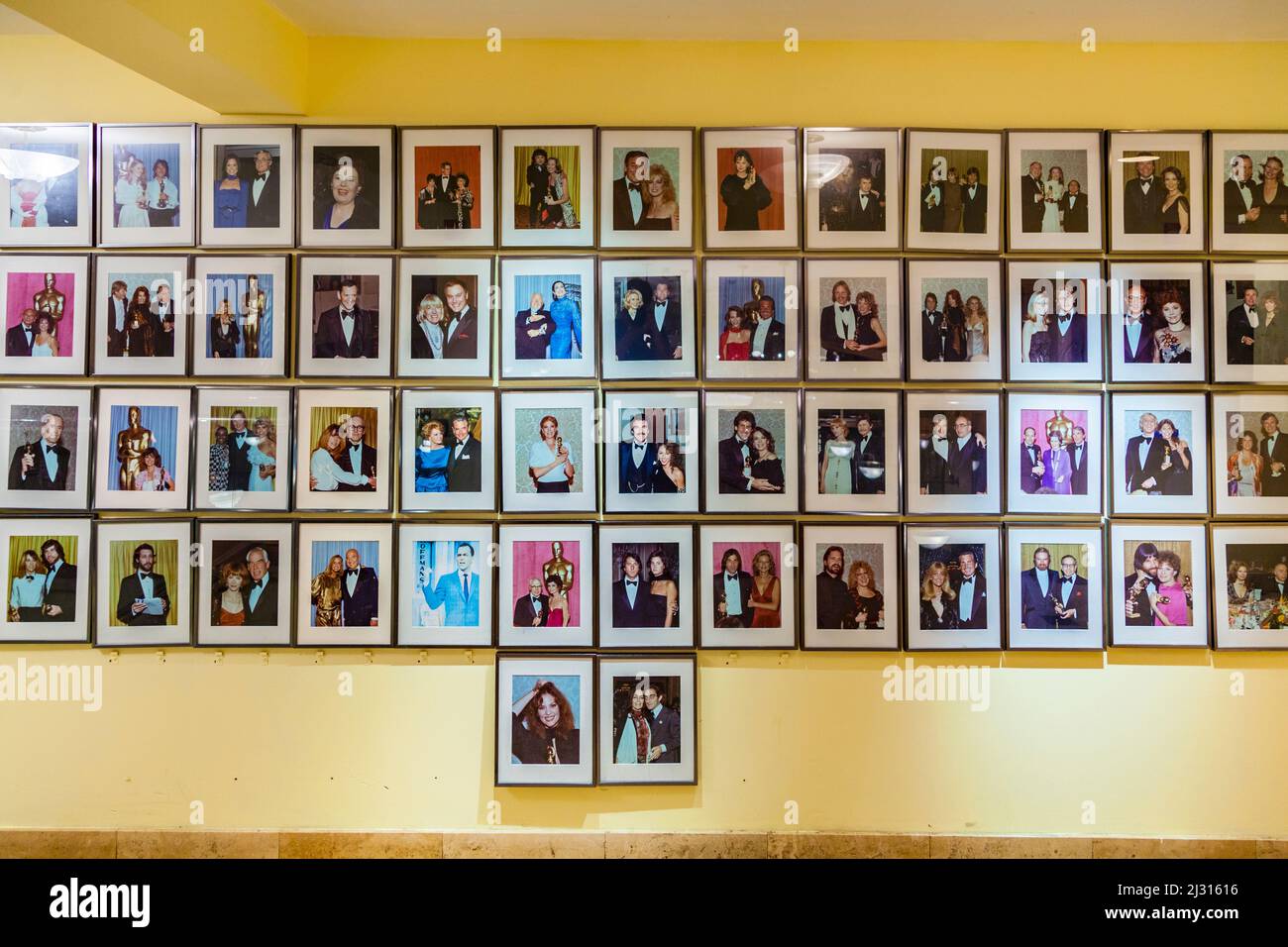 Miami, USA - 2. August 2010: Fotos von Stars, die im berühmten Jerrys Deli, einem alten Art Deco Deli in South Beach, Miami, USA, gegessen haben. Stockfoto