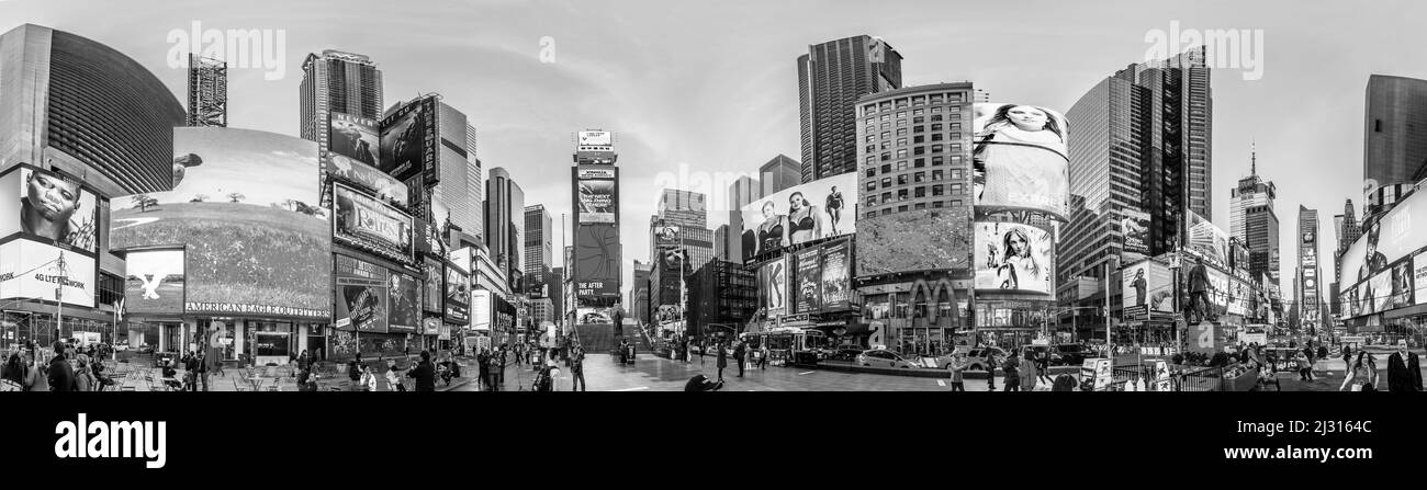 NEW YORK, USA - 21. Okt 2015: Menschen besuchen den Times Square, der mit Broadway-Theatern und einer riesigen Anzahl von LED-Schildern gekennzeichnet ist, ist ein Symbol von New York City und Stockfoto