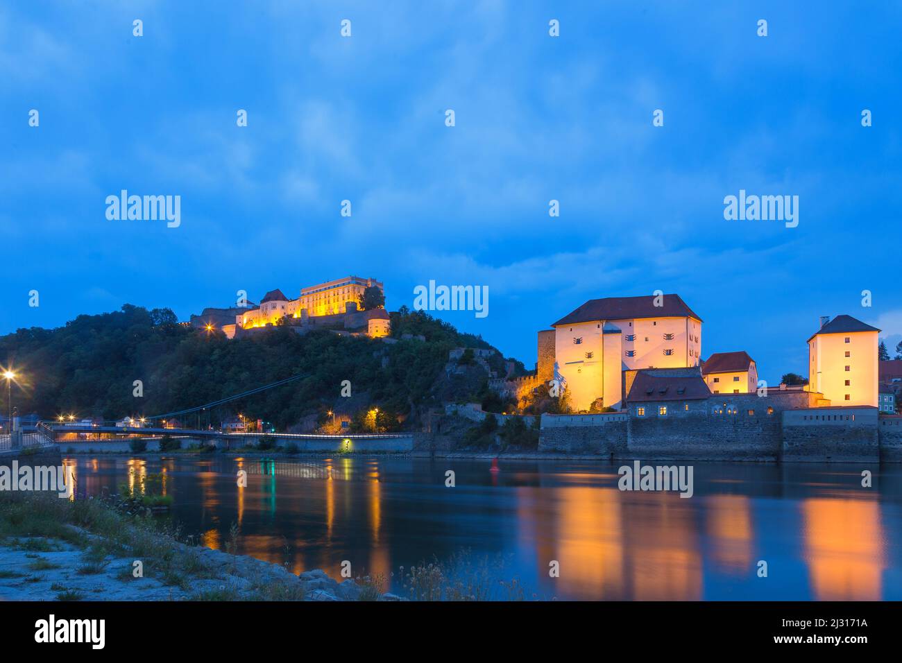 Passau; Donauufer; Veste Oberhaus und Veste Niederhaus im Abendlicht Stockfoto