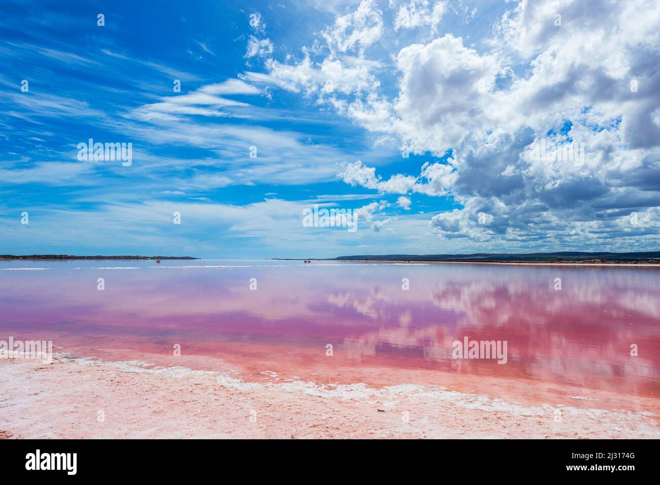 Wolken spiegeln sich in der Hutt Lagoon, einer beliebten Touristenattraktion, die auch als Pink Lake, Port Gregory, Western Australia, WA, Australien, bekannt ist Stockfoto