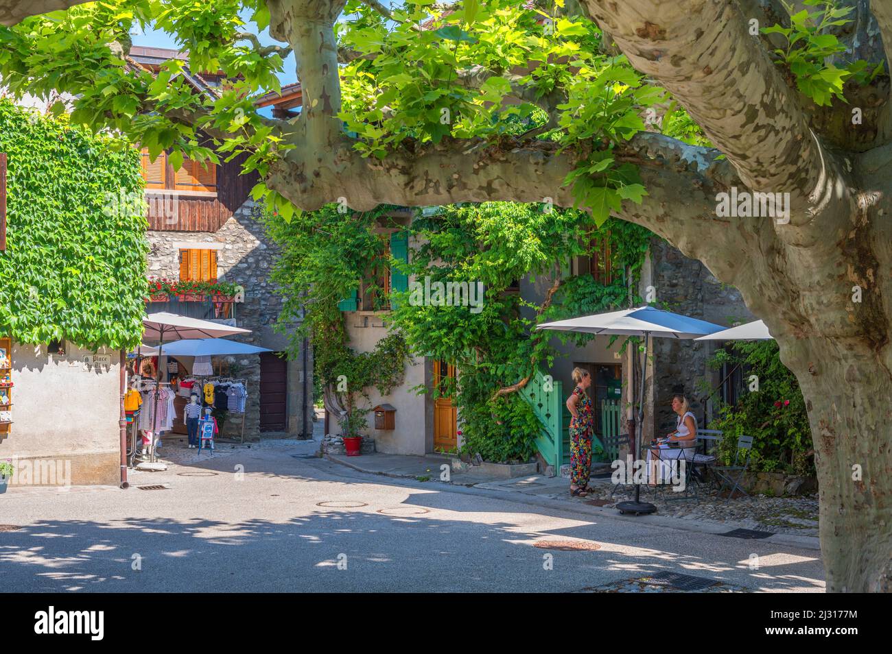 Gasse in Yvoire, Departement Haute-Savoie, Auvergne-Rhone-Alpes, Frankreich Stockfoto