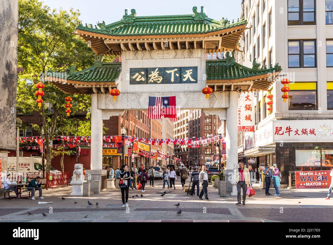 BOSTON, USA - SEP 29, 2017: streetlife in China Town in Boston. Dieses Gebiet ist eine der ältesten chinesischen Städte in den USA und Peop betreten durch einen chinesen Stockfoto