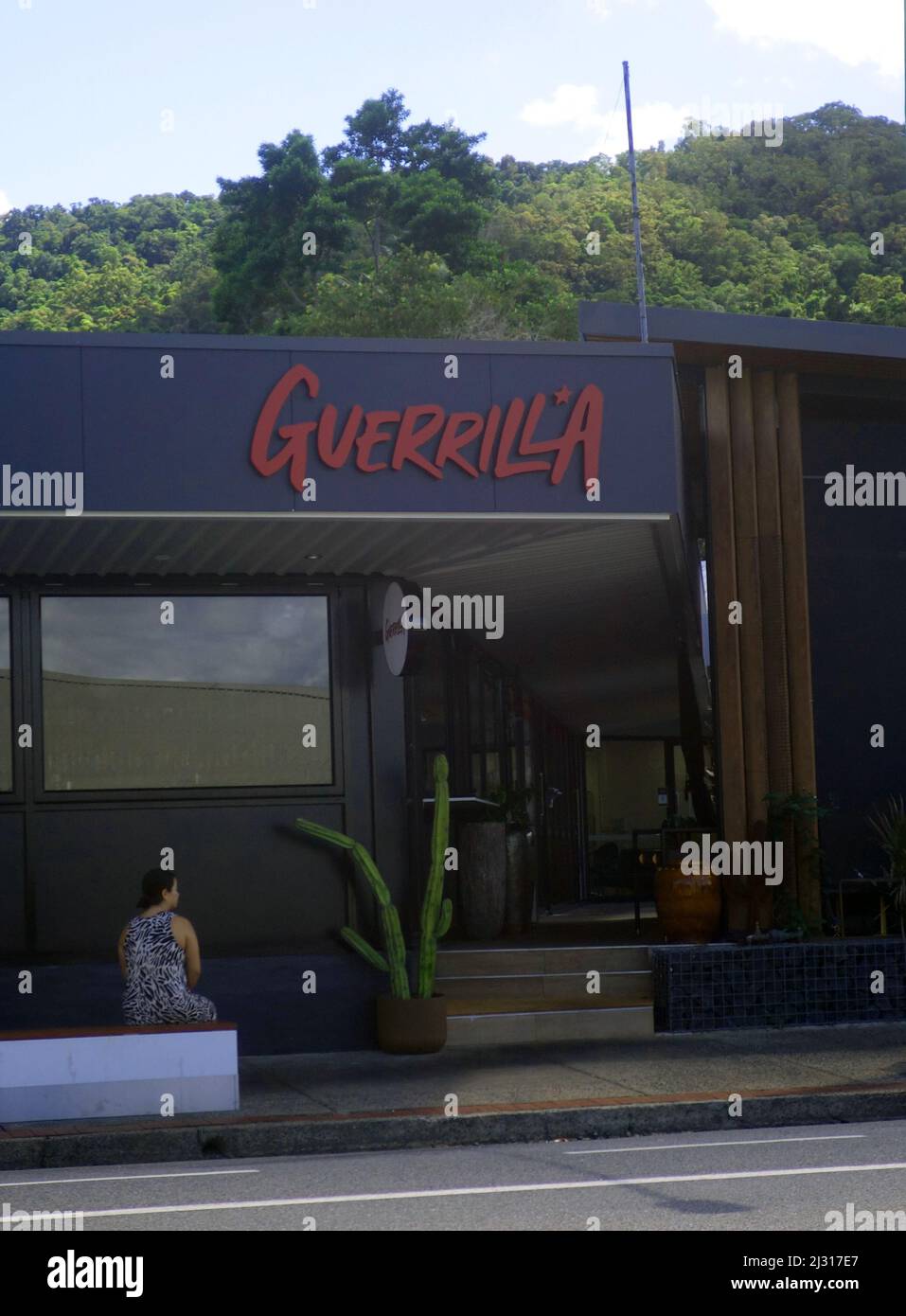 Modisches mexikanisches Restaurant Guerilla im regenbewaldeten Vorort Edge Hill, Cairns, Queensland, Australien. Kein MR oder PR Stockfoto