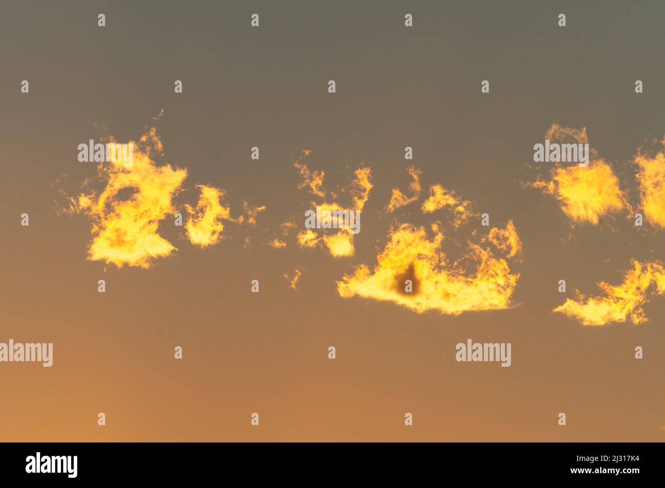 Bunte Wolken glühen im Sonnenlicht bei Sonnenaufgang, Bodrum, Türkei Stockfoto