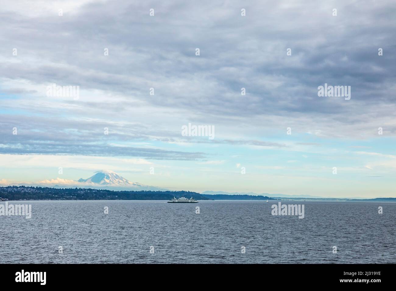 Eine Washington State Fähre überquert den Puget Sound außerhalb von Seattle mit Mount Rainier in der Ferne, Washington, USA. Stockfoto