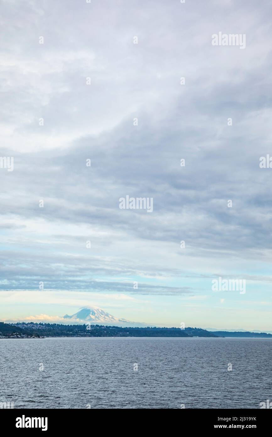 Eine Washington State Fähre überquert den Puget Sound außerhalb von Seattle mit Mount Rainier in der Ferne, Washington, USA. Stockfoto
