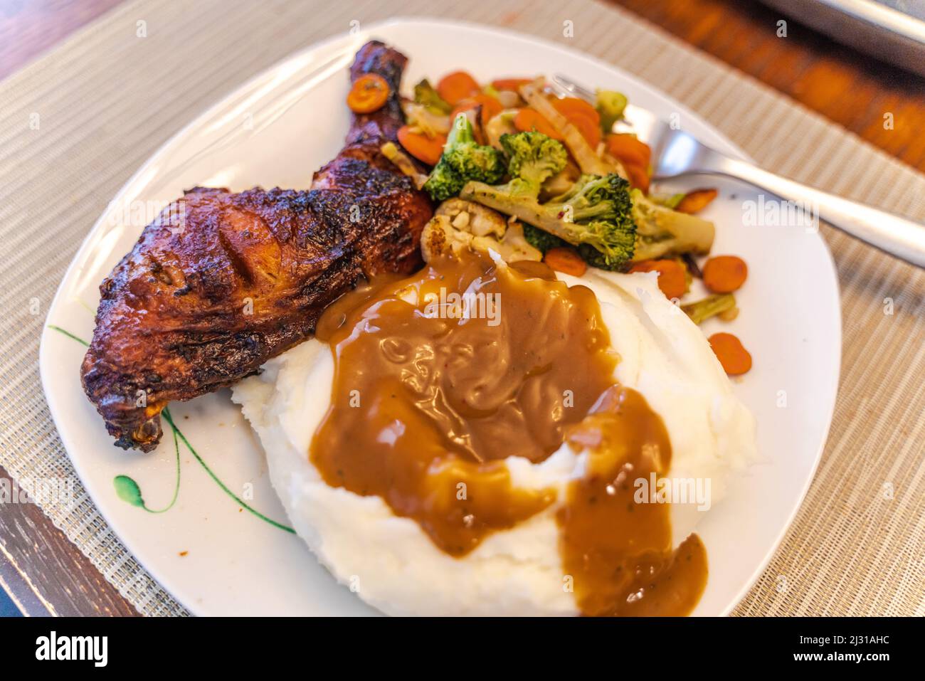 Gegrillter Hähnchenschenkel mit Kartoffelpüree, fertig zum Essen Stockfoto