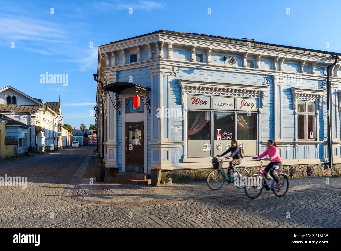 Frauen mit Fahrrädern, Straßenszenen in der Altstadt von Rauma, Westküste, Finnland Stockfoto