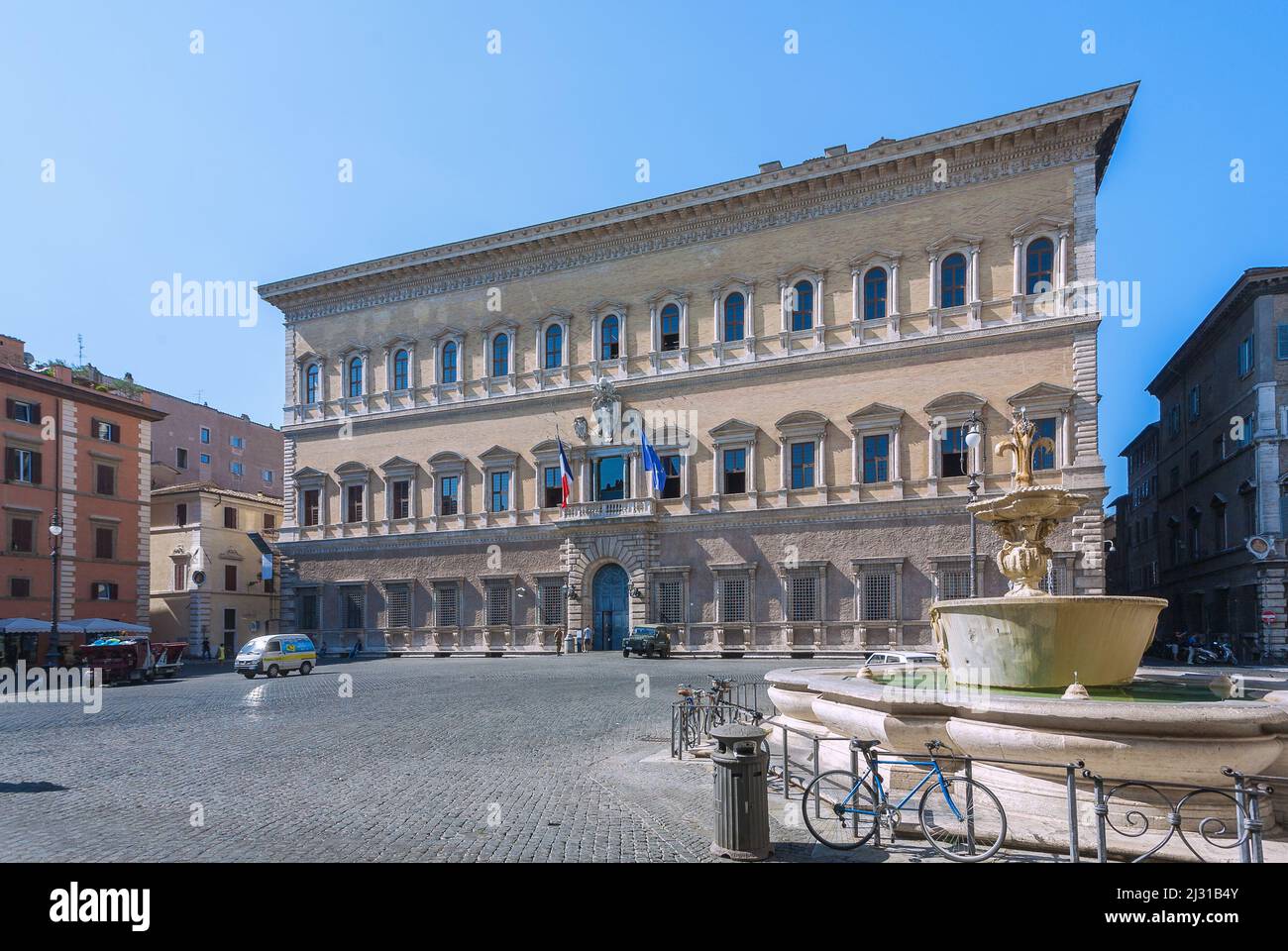 Rom, Piazza Farnese, Palazzo Farnese, Brunnen mit Granitbadewannen Stockfoto