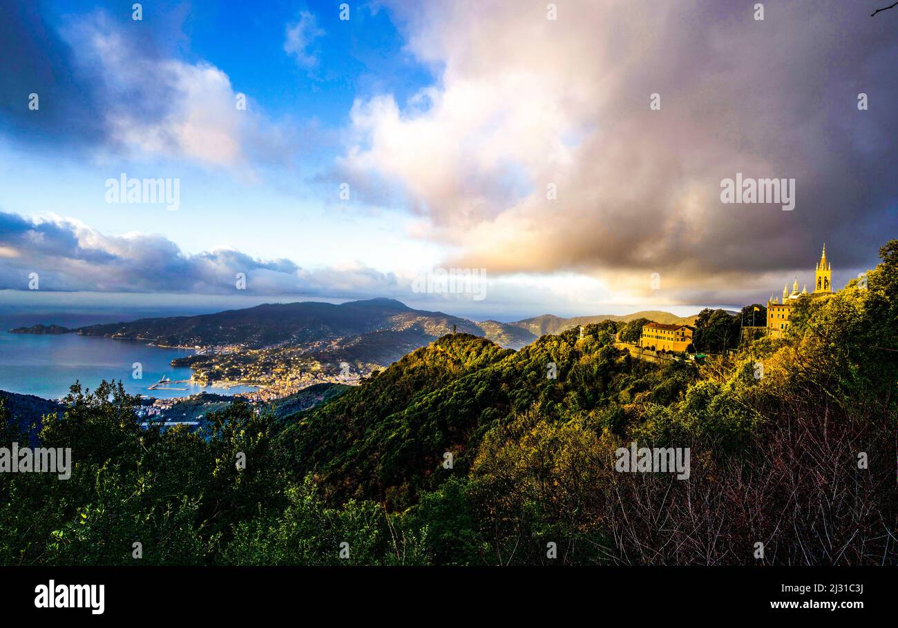 Blick auf Madonna di Montallegro und den Golfo del Tigullio, Rapallo, Ligurien; Italien Stockfoto