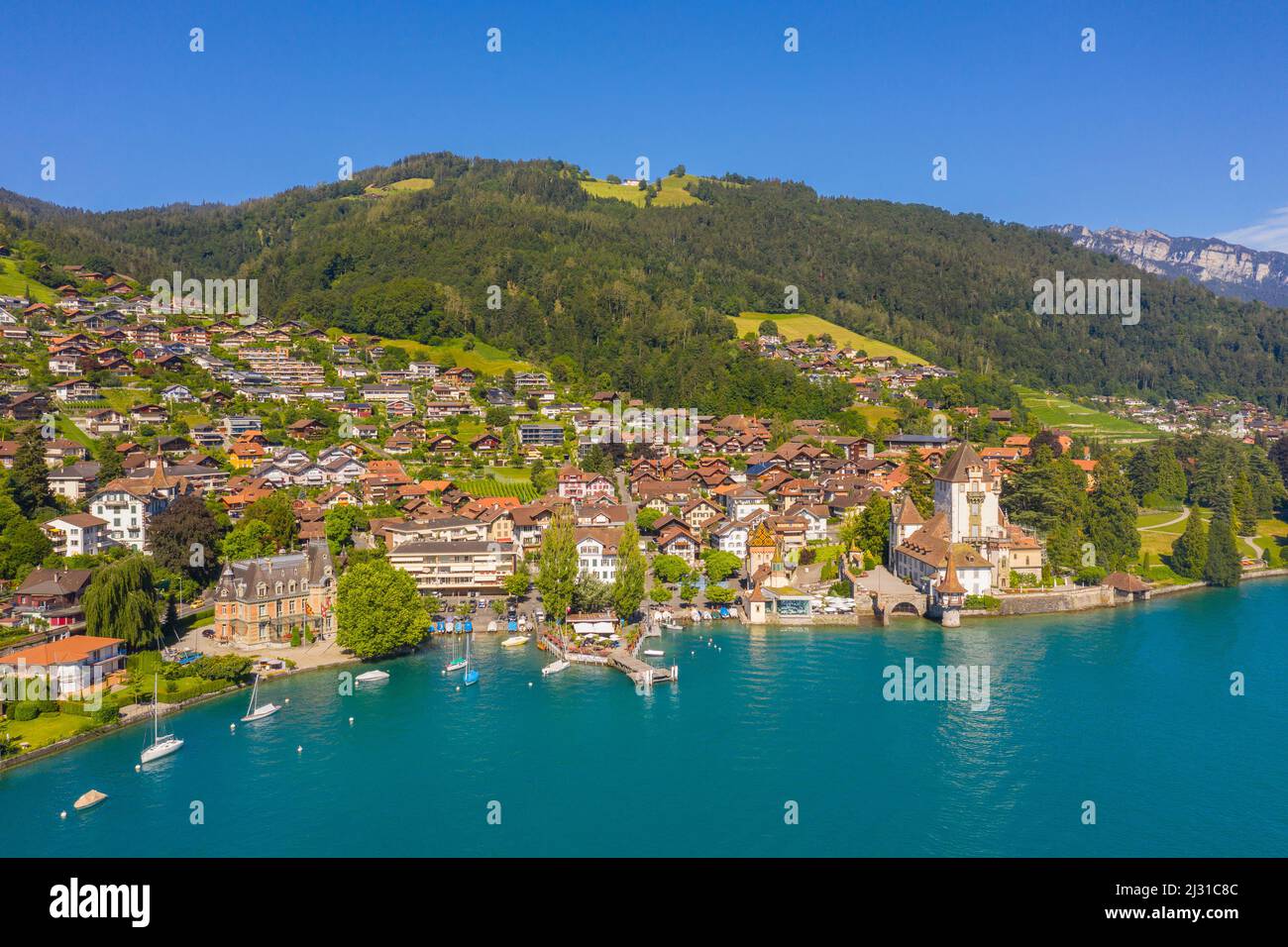 Luftaufnahme von Schloss Oberhofen am Thunersee, Thun, Berner Oberland, Kanton Bern, Schweiz Stockfoto