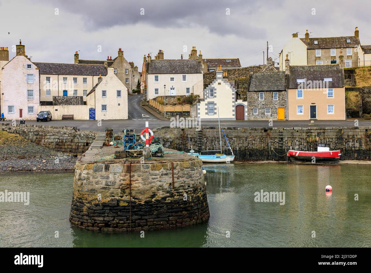 Lifebuoy, Fischerboot, Ebbe, historischer Hafen, Fischerdorf Portsoy, in der Nähe von Banff, Aberdeenshire, Schottland, Großbritannien Stockfoto