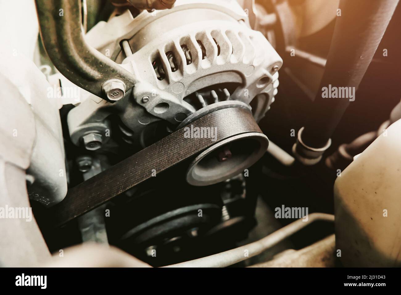 Zahnriemen der Autokolbenmaschine im Benziner, Bestandteil des elektrischen Ladesystems des Automotors, Automotive-Teilekonzept Stockfoto