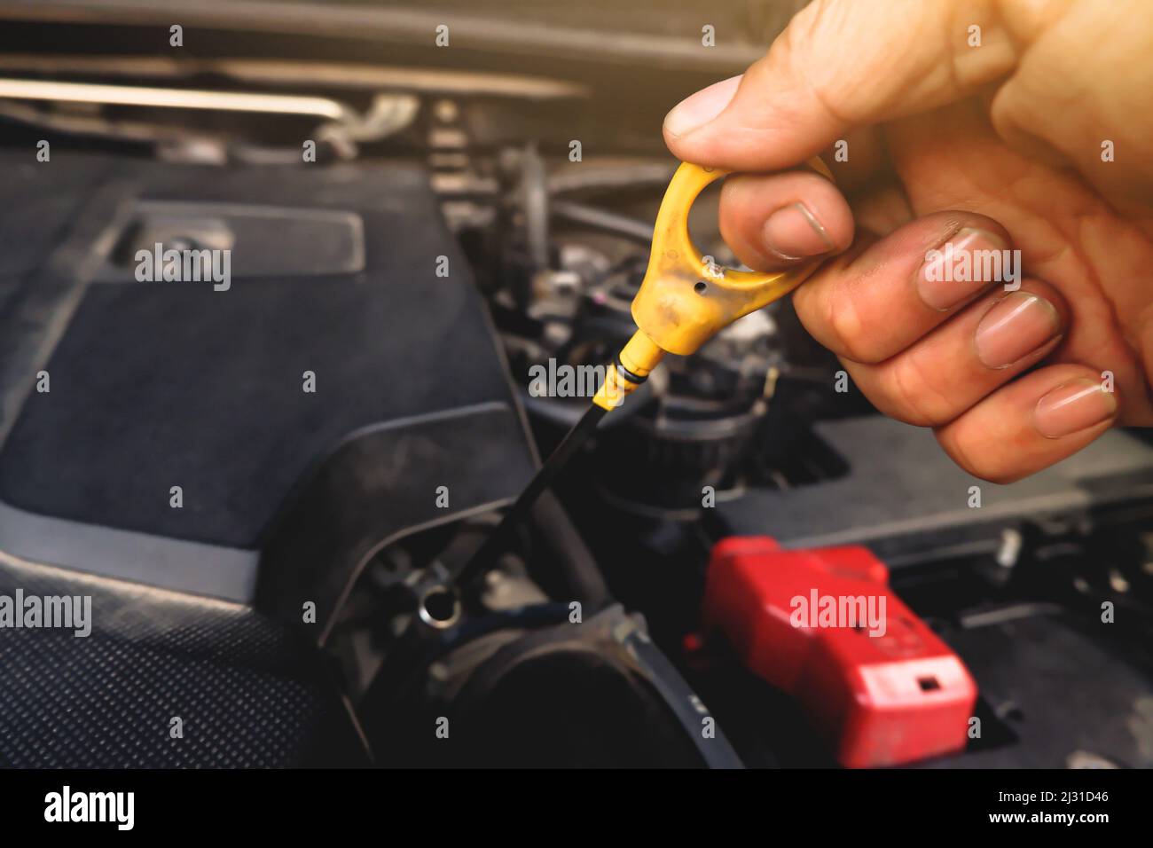 Die mechanische Hand zog den Ölmessstab zur Überprüfung des Ölstands des Motorwagens Stockfoto